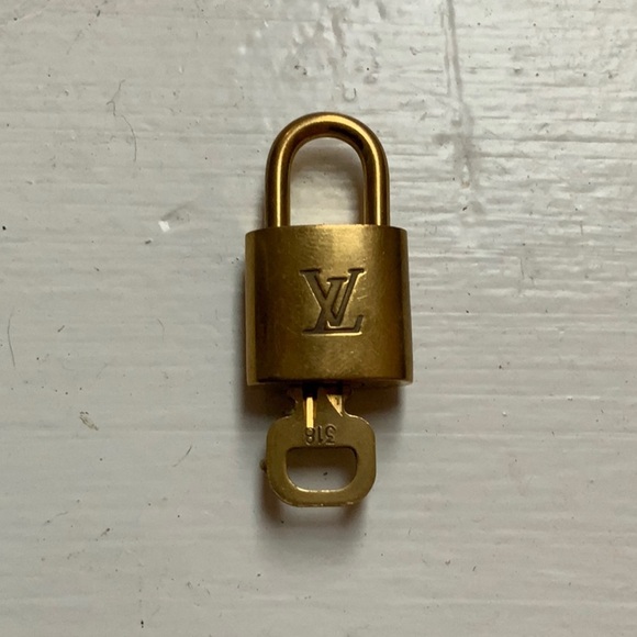 Louis Vuitton Brass '318' Padlock in Goldtone with Goldtone Key [m] - Picture 1 of 7